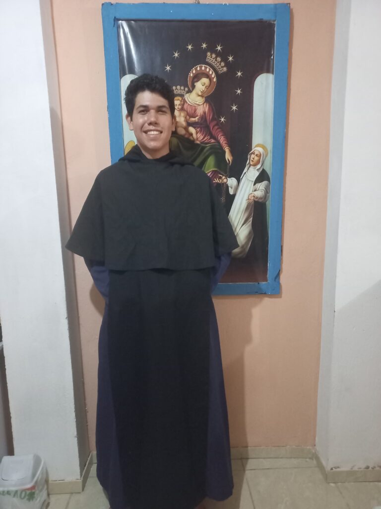 Ivson Caio com hábito religioso de uma comunidade religiosa católica